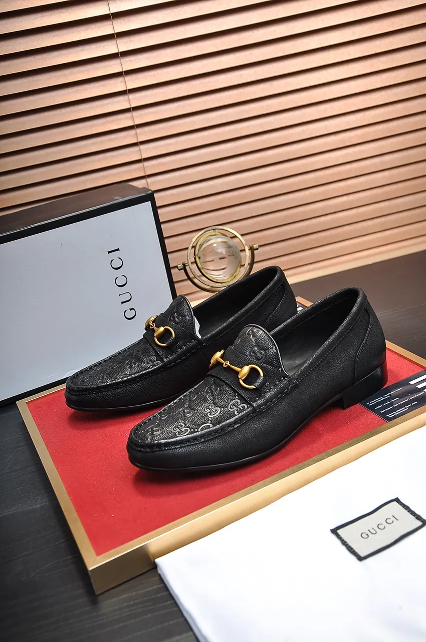 Men's shoes💰500💶Italy's top luxury men's shoe giant (GUCCI) (Gucci) (full cowhide lining) new arrival🍃Original European style🔰 Pleasant to the eye😍In order to make the shoes more durable and non-deformable🌀The production continues to follow traditional methods but there is still no lack of innovation💪Choose original sheepskin for the leather♻️ Smooth and natural And extra bright ⭐Made of imported cowhide, the first choice of rich people 38-45 (45 customized)